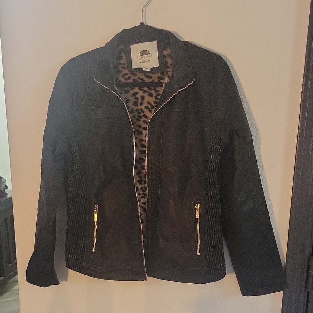 Elegant Black Leather Jacket with Leopard Print Lining